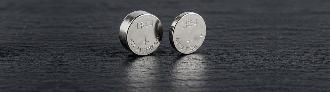 LR44 vs LR54 Alkaline Button Cell Comparison Banner - 5.4mm vs 3.0mm Thickness